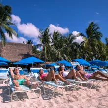 Servicio de camastros club de playa Cozumel