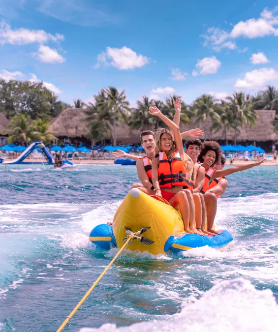 Paseo en banana boat fun pass club de playa Cozumel